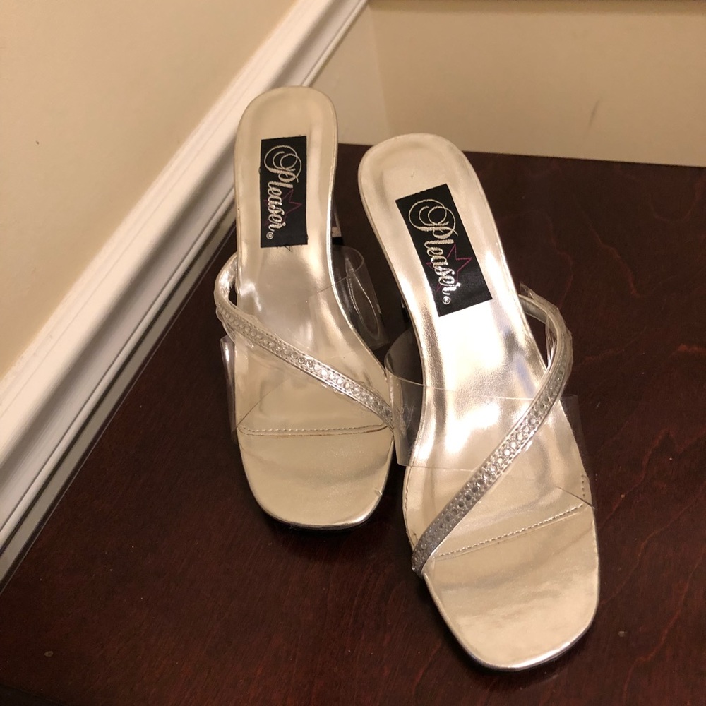 Pleasers: Clear Romance-302-2